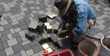 Verlegung der ersten 20 Stolpersteine