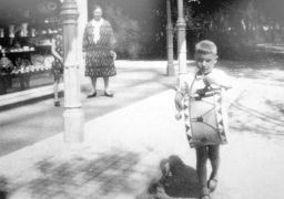 Elfried Naumann mit einer Pauke. Im Hintergrund ist seine Mutter Paula Naumann zu sehen. Aufgenommen etwa 1930/1931 (Foto: Privatarchiv Karl-Josef Bee)