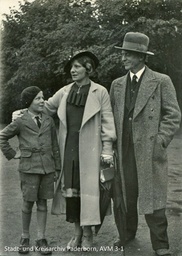 Der zehnjährige Elfried Naumann mit seinen Eltern, 1935. (Foto: Stadt- und Kreisarchiv Paderborn/ Familie Karkos)